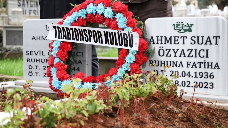 Ahmet Suat Özyazıcı, kabri başında anıldı