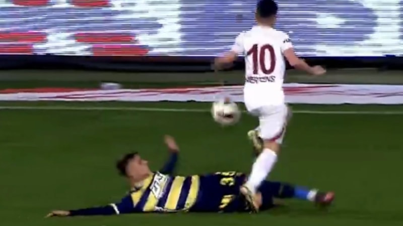 Penaltıya sebebiyet veren Kazımcan Karataş'ı Ankaragüçlüler ıslıkladı