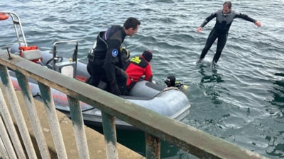 İBB'nin çalışmasında tonluk kepçenin çıktığı iskelenin çöktüğü anlar kamerada