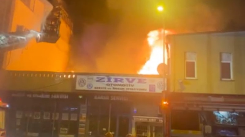 İstanbul'da 2 katlı iş yeri alev alev yandı