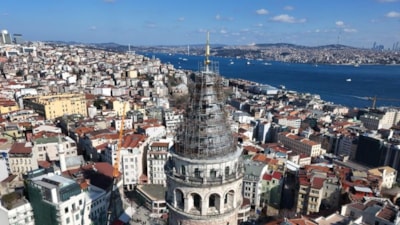 Galata Kulesi eski görünümüne kavuşuyor! 270 kiloluk alem takıldı