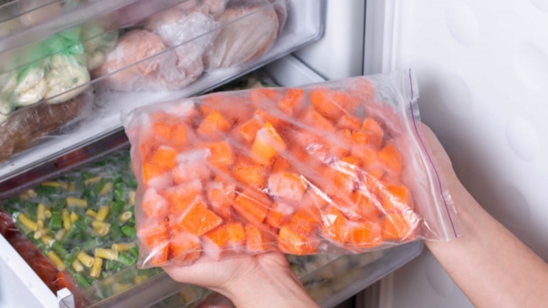 Defalarca kullananlar bir kere daha düşünecek! Meğer buzdolabı poşetlerini yıkamak gerekiyormuş…