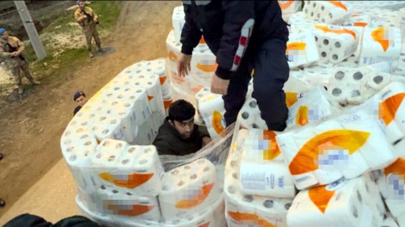 Düzce'de havlu kolileri arasından kaçak göçmenler çıktı