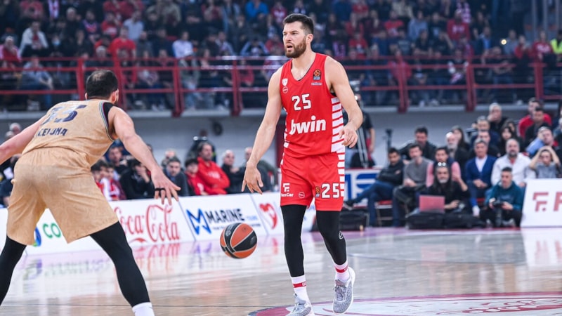 Olympiakos, Alec Peters'ın sözleşmesini yeniledi