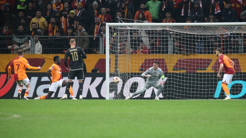 Fernando Muslera, Çekya'da gündemden düşmüyor: Dağ gibi adamı geçmemiz lazım