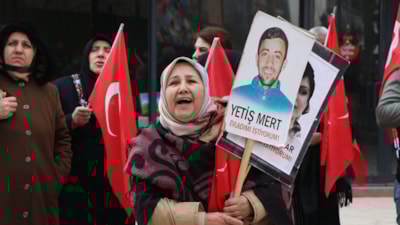 Van'da evlat nöbetindeki acılı anne: Korkmayın gelin evlatlarımızı alalım