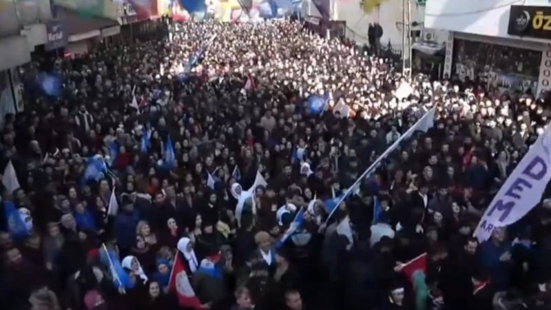 PKK'nın yakıp yıktığı Yüksekova'da, DEM Parti mitingine yoğun katılım