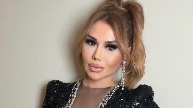 Şarkıcı Ceylan 155 bin TL'lik gözlükleriyle Ata Demirer'i izlemeye gitti