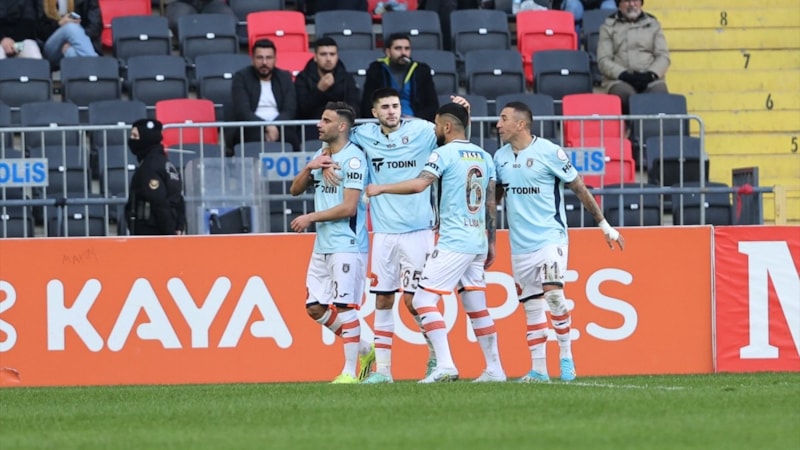 Başakşehir, Gaziantep FK deplasmanında üç puanı aldı! İptal edilen gol maça damga vurdu