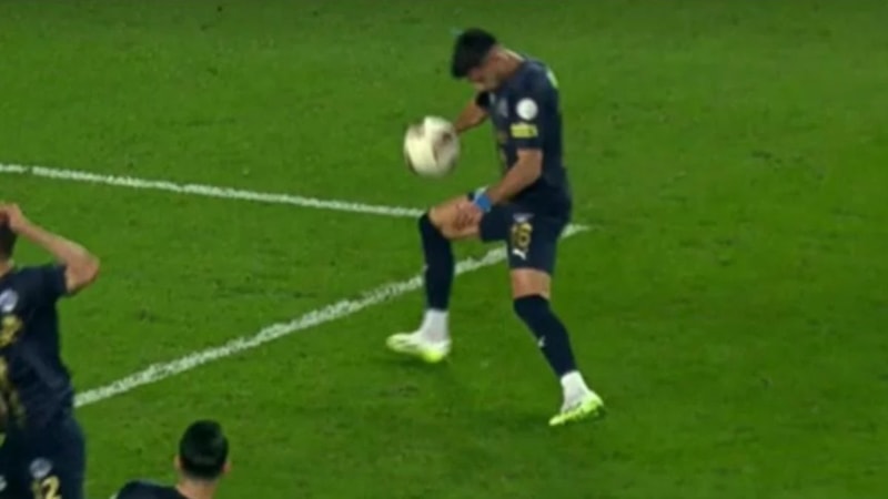 Fenerbahçe - Kasımpaşa maçındaki tartışmalı penaltı pozisyonunu hakemler değerlendirdi