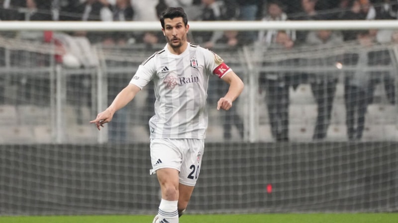 Beşiktaş'ta Necip Uysal formayı bırakmıyor
