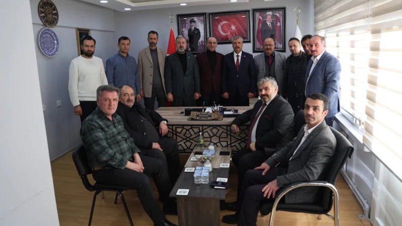 Sivas'ta muhtar başıboş köpekleri topladı: Hayvanseverlerle başı derde girdi