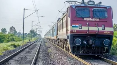 Hindistan'da makinist el frenini çekmeyi unuttu: Yük treni 80 kilometre gitti