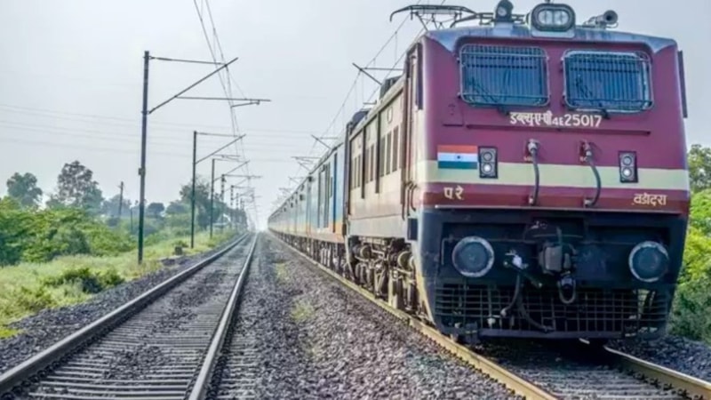 Hindistan'da makinist el frenini çekmeyi unuttu: Yük treni 80 kilometre gitti