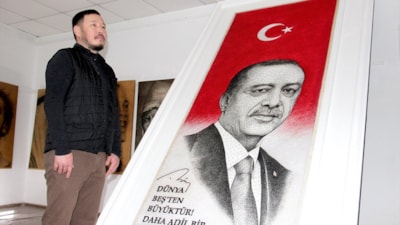 Kırgız ressam, 70 bin çivi ve tel ile Cumhurbaşkanı Erdoğan'ın portresini yaptı
