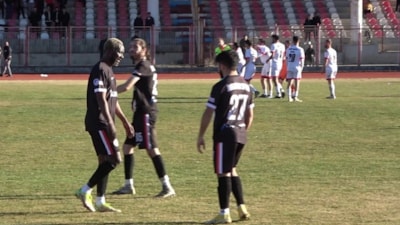 Hakeme yumruk atan futbolcu tutuklandı