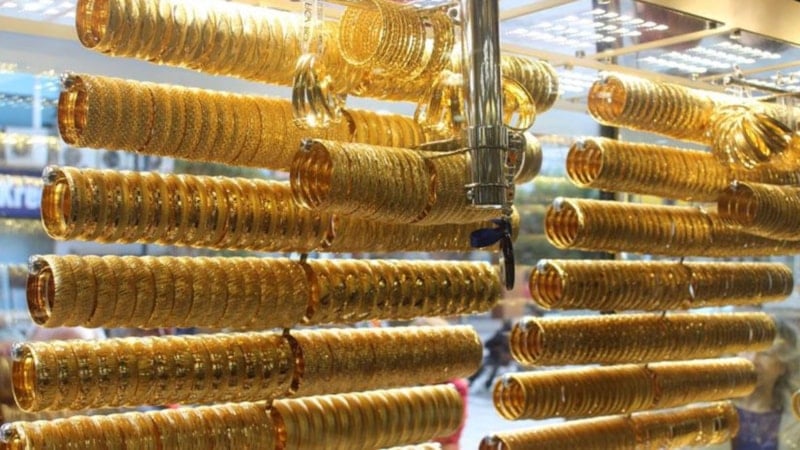 Yeni gelinler mutlaka istiyor! Altın çivi bilezikler yok satıyor; İşte fiyatı...