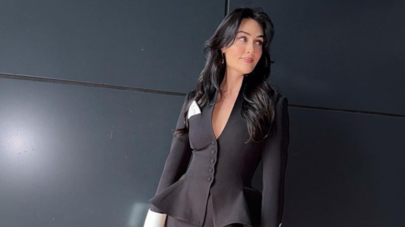 Esra Bilgiç siyah mini elbisesiyle büyüledi! 