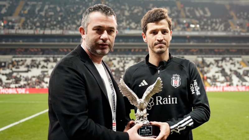 Beşiktaş'ta Salih Uçan’a 400. gol plaketi verildi