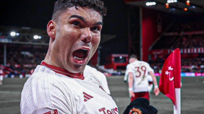 Manchester United son dakikalarda turladı