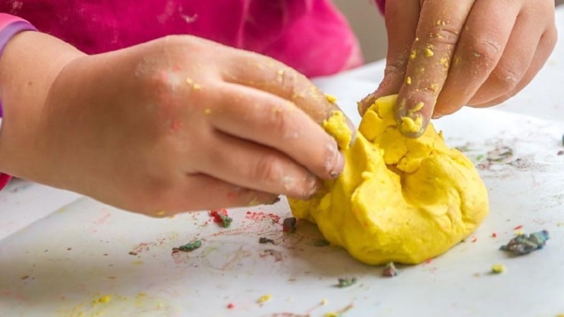 Evde oyun hamuru nasıl yapılır? İşte evde oyun hamuru yapılışı...