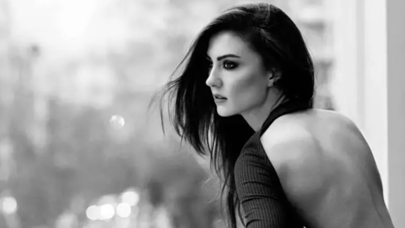 Burcu Özberk kaldırımda poz verdi! O karelere yorum yağdı...