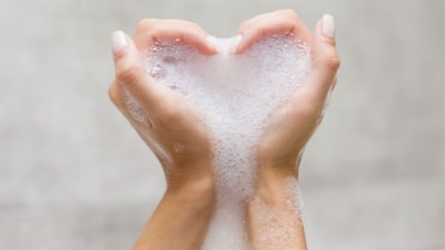 Şampuanına tuz atan saçlarını savuruyor! İşte muhteşem etkisi