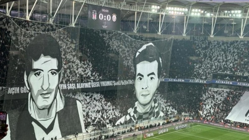 Beşiktaş tribünlerinden derbi koreografisi