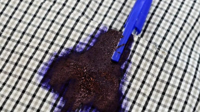 Tükenmez kalem lekesini çıkarmak artık çok kolay! Bu yöntem lekeden eser bırakmıyor…