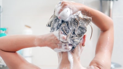 Şampuanınıza 1 kaşık ekleyin, ipek gibi saçları garantileyin…