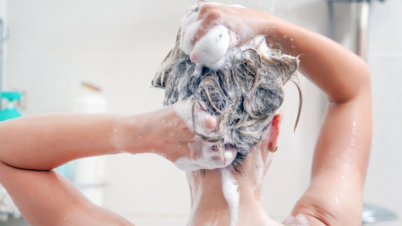 Şampuanınıza 1 kaşık ekleyin, ipek gibi saçları garantileyin…