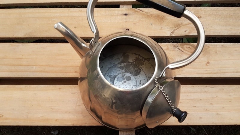 Çaydanlığınızı temizlerken içine ekleyip kaynatın! Bu yöntem ne sarı leke bırakıyor ne de başka bir şey…