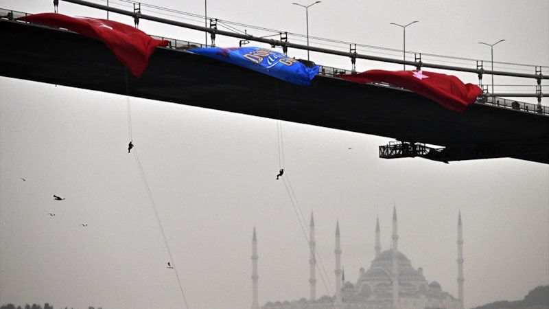 Kadın jandarmalar, 15 Temmuz Şehitler Köprüsü'nden halatlarla indi
