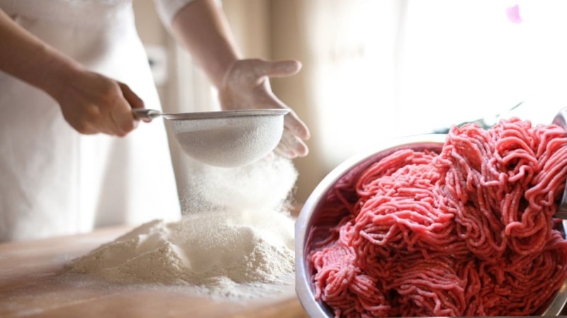 Una kıyma ekleyip yoğurun, iftarların inanılmazı olacak....