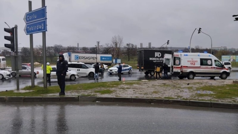 Tekirdağ'da iki araç trafik ışıklarında çarpıştı: 360 derece döndü