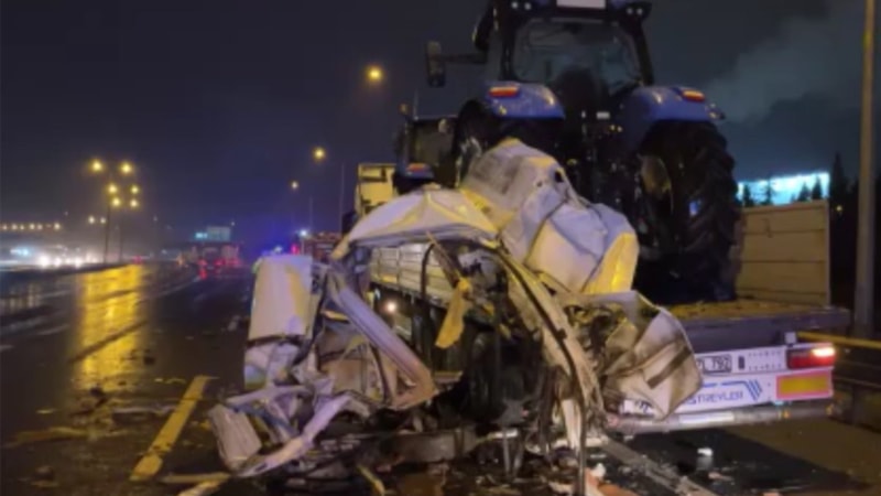 Kocaeli'de tıra arkadan çarpan panelvan ikiye bölündü