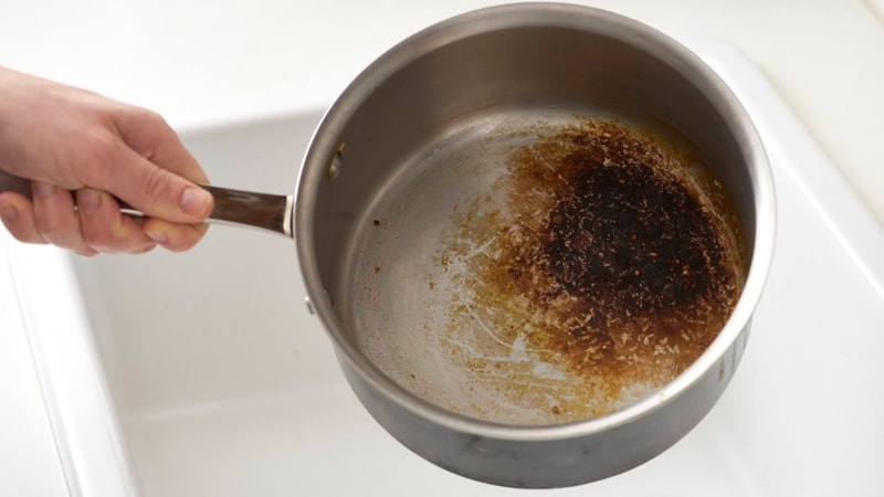 Dibi tutan yemeklere son! Bu yöntem ile çelik tencerelerinizi dibi bir daha tutmuyor…