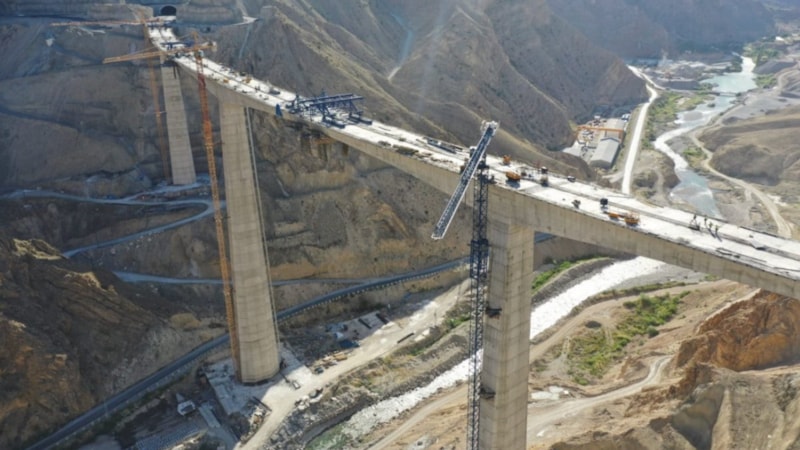 Bir dev hizmet daha tamamlandı! Yusufeli Viyadüğü'nde iki yaka kavuştu