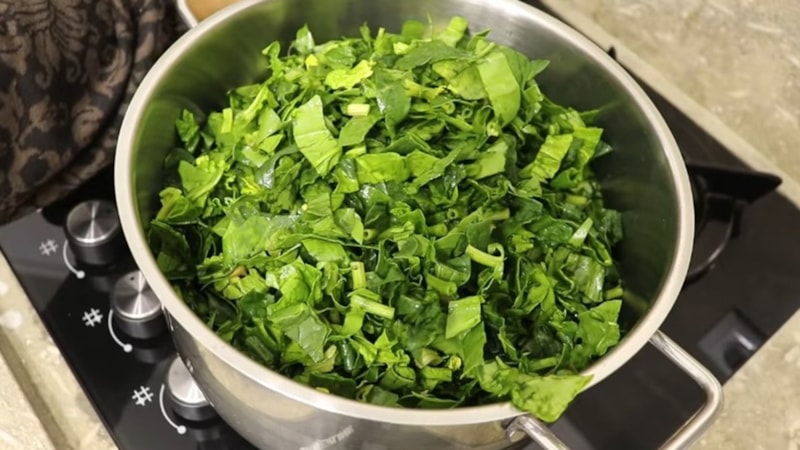 Tencereye 1 bardak ekleyin, ıspanak ve pırasanın lezzetini ikiye katlayın