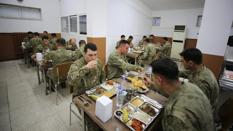 Mardin'de sınırda görevli Mehmetçik ilk iftarı yaptı