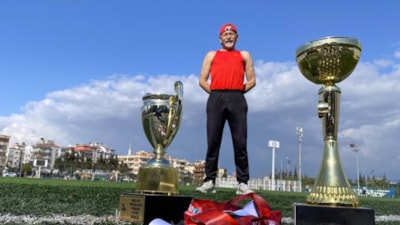 10'a yakın ameliyat geçirdi, atletizmde Türkiye şampiyonu oldu