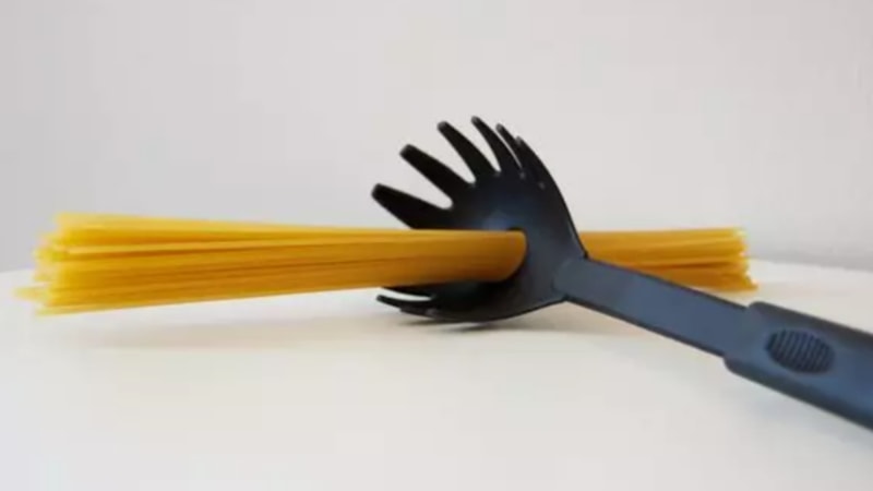 Makarna kepçesindeki bu delik bakın ne işe yarıyormuş...