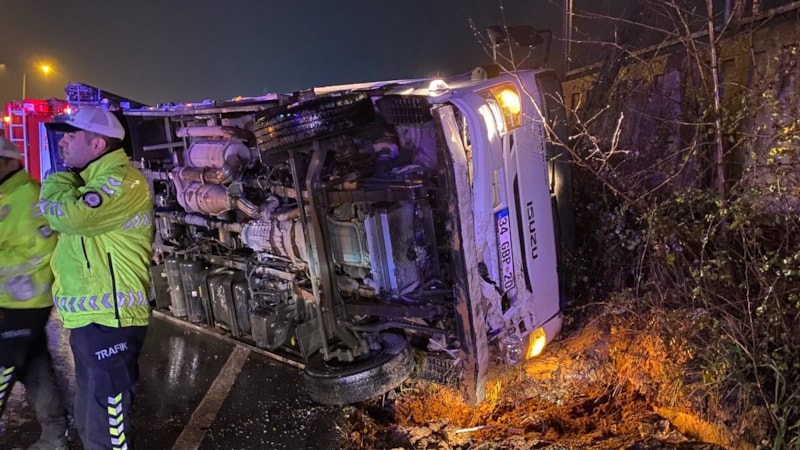 İstanbul'da tekstil malzemesi taşıyan kamyon devrildi: 1 yaralı