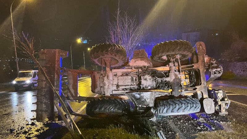 Kocaeli'de bariyere çarpan iş makinesi refüje devrildi: 2 yaralı