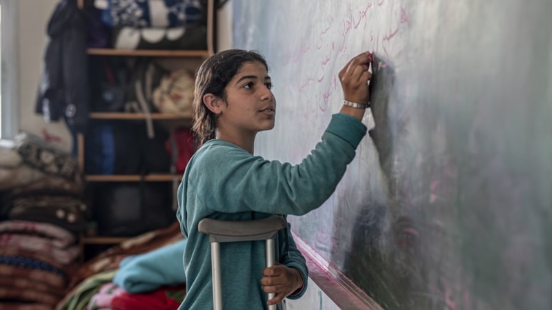 Gazze'de tüm ailesini kaybeden küçük kız yaşam mücadelesi veriyor