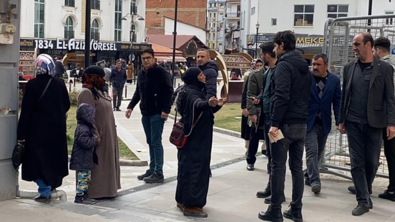 Elazığ'da dilencinin zabıtalardan kaçışı kameraya böyle yansıdı