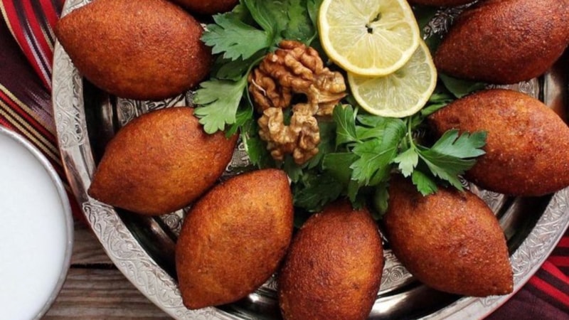 İçli köftenin hamuruna ondan ekleyin, dağılmaya son verin…