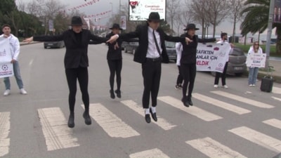 Kadıköy trafiğinde 'moonwalk' dansı: Strres topu dağıttılar