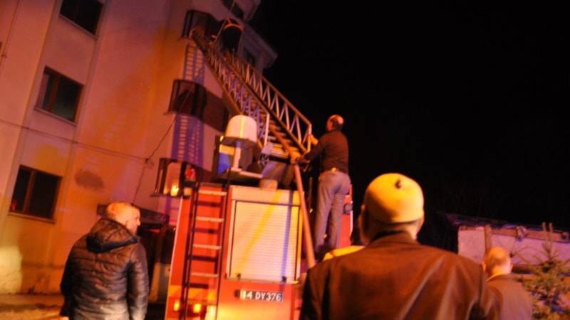 Bolu'da 4 katlı apartmanda yangın paniği