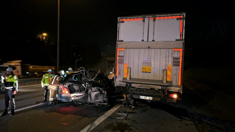 İstanbul Bağcılar'da tıra ok gibi saplanan cipteki 1 kişi ağır yaralandı